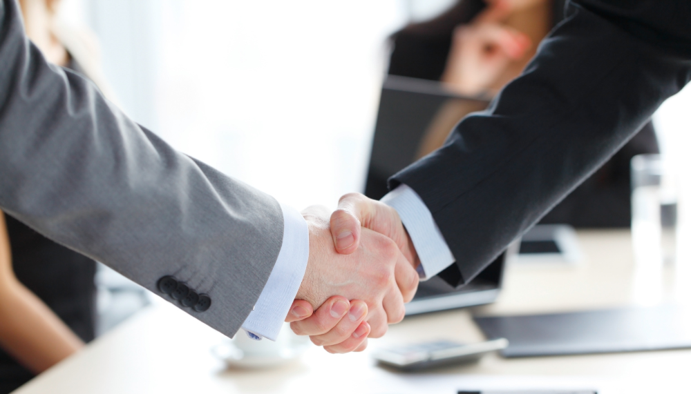 hommes qui se serrent la main