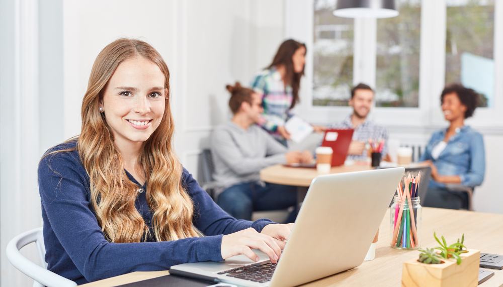 femme qui utilise un ordinateur en entreprise