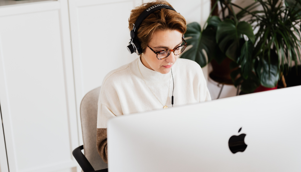 femme qui utilise un ordinateur