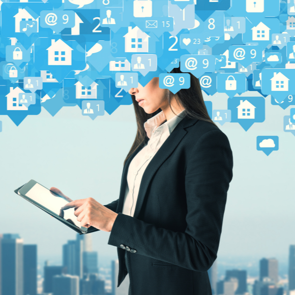 femme la tete dans les infos immobilières