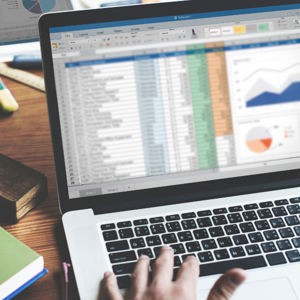 personne qui remplit un tableau financier