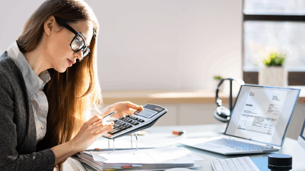 Femme comptable faisant de la comptabilité d'engagement pour une copropriété