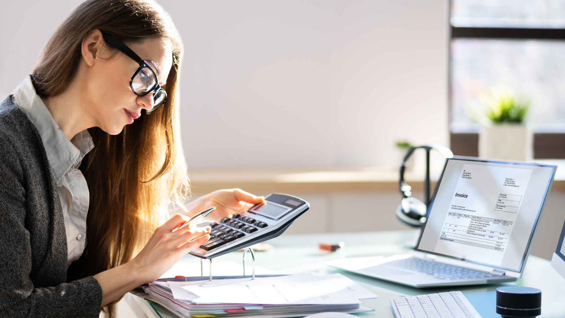 Femme comptable faisant de la comptabilité d'engagement pour une copropriété
