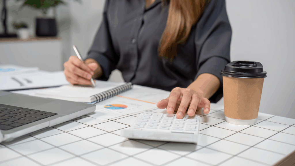 Comptable en train d'exercer avec tous ses outils professionnels