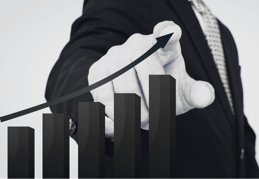 Homme qui pointe un graphique en croissance