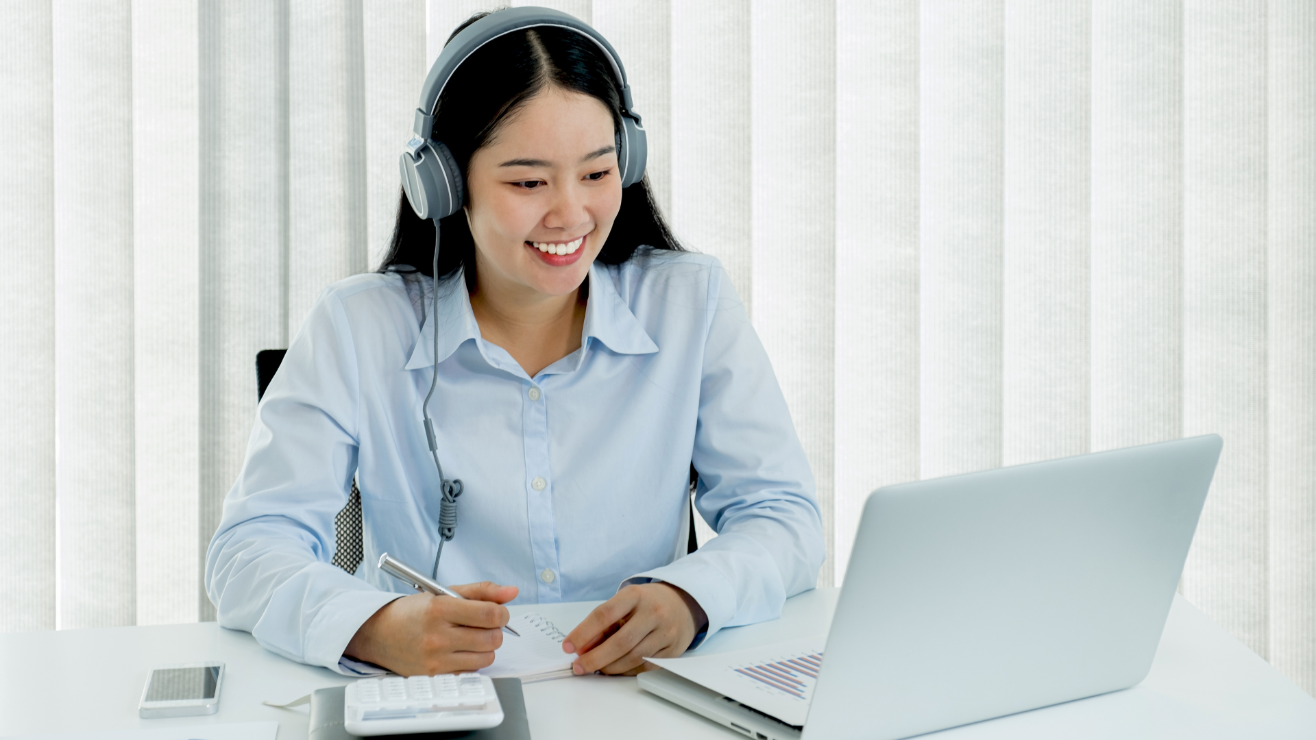 Jeune femme comptable en train d'assister en ligne 