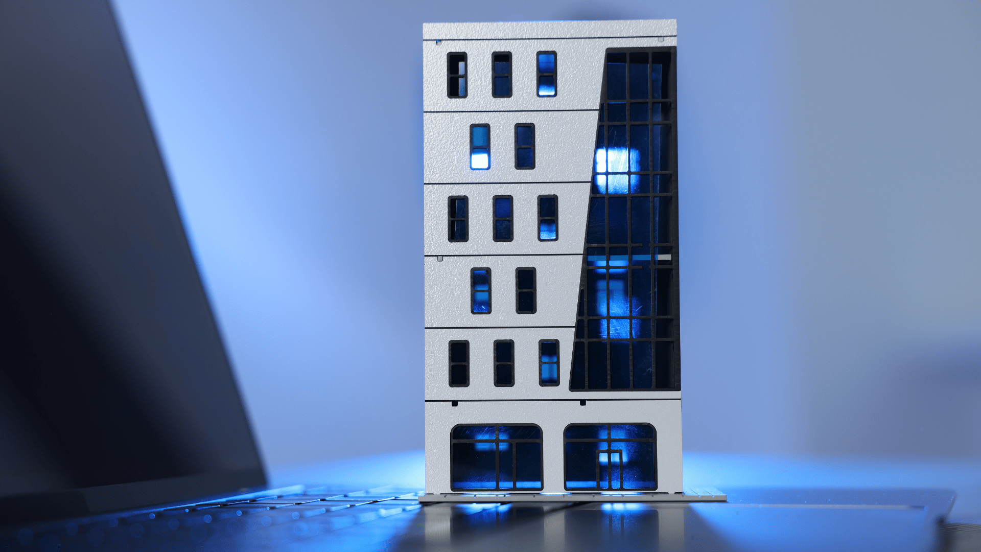 immatriculation copropriété moins de 10 lots Objet immeuble posé sur un ordinateur pour illustrer la notion d'immatriculation de copropriété de moins de 10 lots