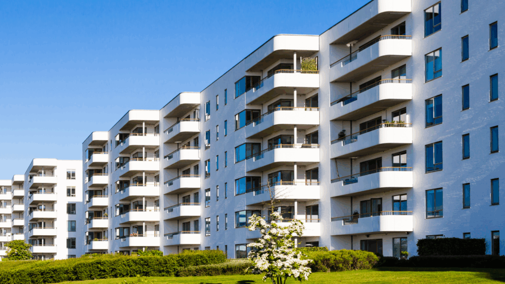 plusieurs immeubles blancs avec balcons