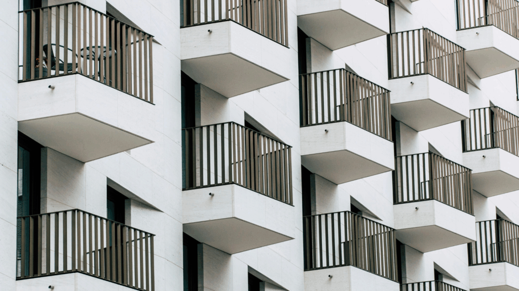 plusieurs balcons d'appartements