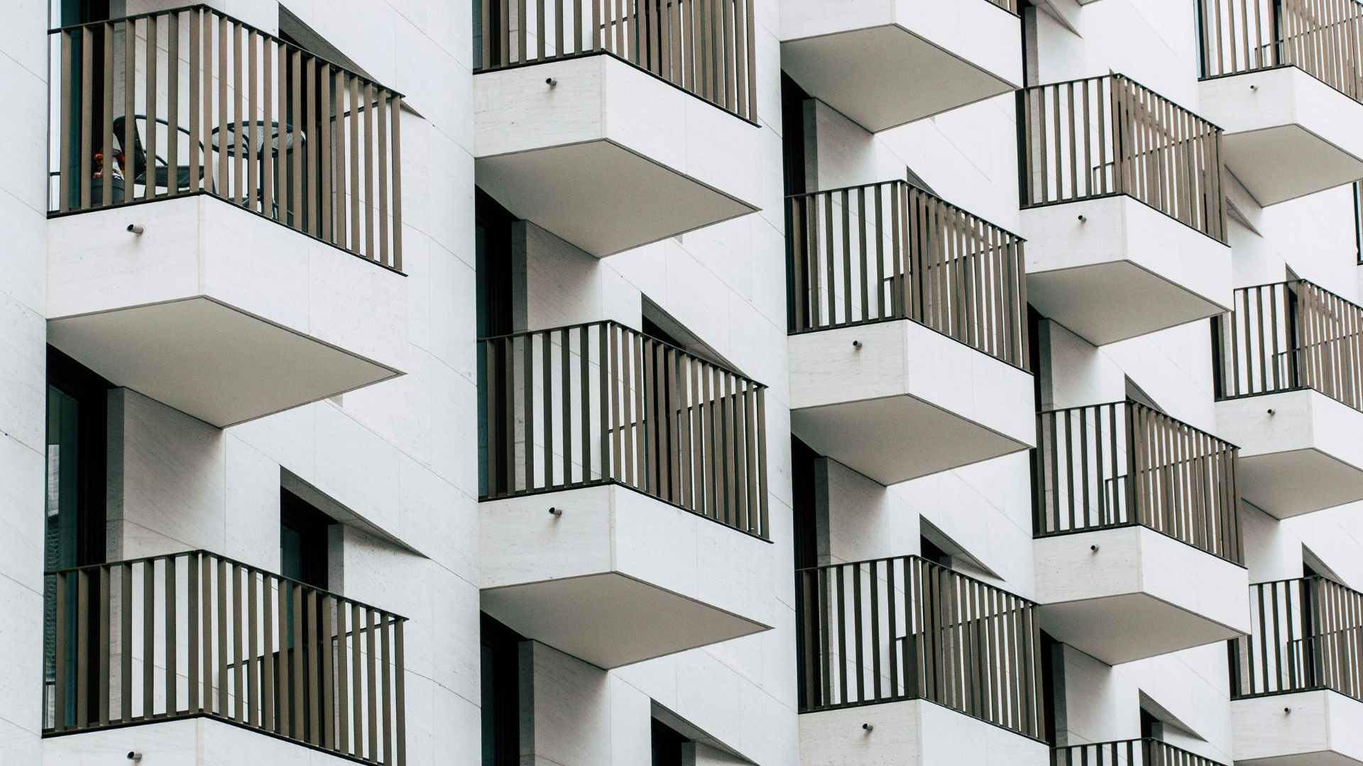 plusieurs balcons d’appartements plusieurs balcons d'appartements